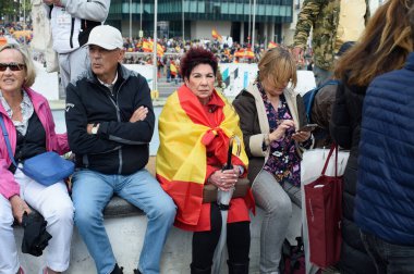 İspanya bayrağı taşıyan insanlar 10 Mayıs 2025 'te İspanya' da Govierno de Pedro Sanchez 'e karşı yapılan minipstation sırasında protesto eylemi yaptılar.