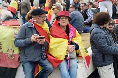İspanya bayrağı taşıyan insanlar 10 Mayıs 2025 'te İspanya' da Govierno de Pedro Sanchez 'e karşı yapılan minipstation sırasında protesto eylemi yaptılar.