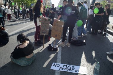 Madrid 'deki Küresel Marihuana Yürüyüşü sırasında 10 Mayıs 2025' te Plaza de Cibeles, İspanya