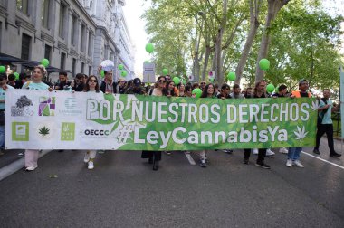 Madrid 'deki Küresel Marihuana Yürüyüşü sırasında 10 Mayıs 2025' te Plaza de Cibeles, İspanya