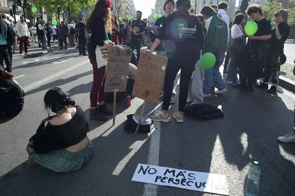 Madrid 'deki Küresel Marihuana Yürüyüşü sırasında 10 Mayıs 2025' te Plaza de Cibeles, İspanya