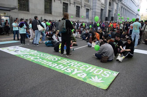 Madrid 'deki Küresel Marihuana Yürüyüşü sırasında 10 Mayıs 2025' te Plaza de Cibeles, İspanya