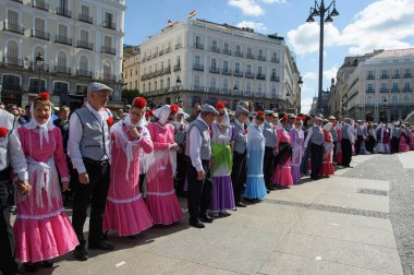 Madrid 'de düzenlenen geleneksel geçit töreni sırasında, 11 Mayıs 2025' te İspanya 'nın Puerta del Sol kentinde düzenlenen San Isidro Festivali sırasında düzenlenen popüler bir etkinlik.