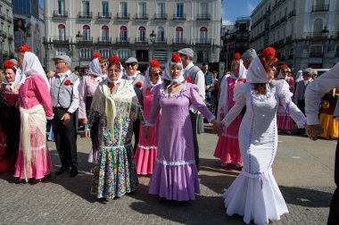Madrid 'de düzenlenen geleneksel geçit töreni sırasında, 11 Mayıs 2025' te İspanya 'nın Puerta del Sol kentinde düzenlenen San Isidro Festivali sırasında düzenlenen popüler bir etkinlik.