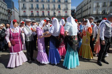 Madrid 'de düzenlenen geleneksel geçit töreni sırasında, 11 Mayıs 2025' te İspanya 'nın Puerta del Sol kentinde düzenlenen San Isidro Festivali sırasında düzenlenen popüler bir etkinlik.