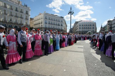 Madrid 'de düzenlenen geleneksel geçit töreni sırasında, 11 Mayıs 2025' te İspanya 'nın Puerta del Sol kentinde düzenlenen San Isidro Festivali sırasında düzenlenen popüler bir etkinlik.
