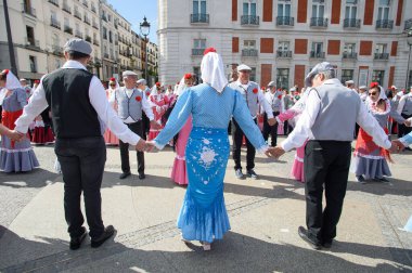 Madrid 'de düzenlenen geleneksel geçit töreni sırasında, 11 Mayıs 2025' te İspanya 'nın Puerta del Sol kentinde düzenlenen San Isidro Festivali sırasında düzenlenen popüler bir etkinlik.