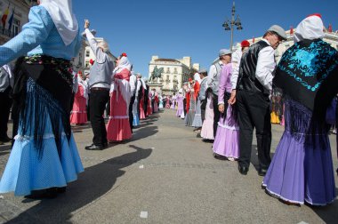 Madrid 'de düzenlenen geleneksel geçit töreni sırasında, 11 Mayıs 2025' te İspanya 'nın Puerta del Sol kentinde düzenlenen San Isidro Festivali sırasında düzenlenen popüler bir etkinlik.