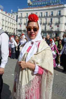 Madrid 'de düzenlenen geleneksel geçit töreni sırasında, 11 Mayıs 2025' te İspanya 'nın Puerta del Sol kentinde düzenlenen San Isidro Festivali sırasında düzenlenen popüler bir etkinlik.