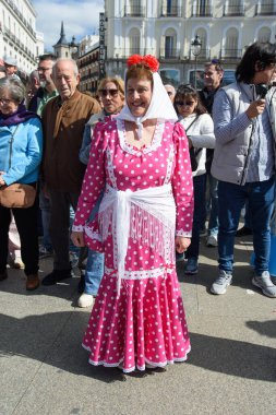 Madrid 'de düzenlenen geleneksel geçit töreni sırasında, 11 Mayıs 2025' te İspanya 'nın Puerta del Sol kentinde düzenlenen San Isidro Festivali sırasında düzenlenen popüler bir etkinlik.