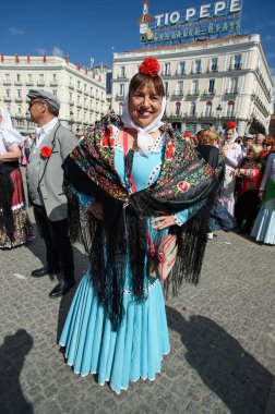 Madrid 'de düzenlenen geleneksel geçit töreni sırasında, 11 Mayıs 2025' te İspanya 'nın Puerta del Sol kentinde düzenlenen San Isidro Festivali sırasında düzenlenen popüler bir etkinlik.