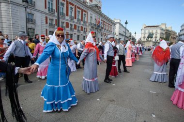 Madrid 'de düzenlenen geleneksel geçit töreni sırasında, 11 Mayıs 2025' te İspanya 'nın Puerta del Sol kentinde düzenlenen San Isidro Festivali sırasında düzenlenen popüler bir etkinlik.