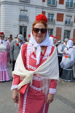 Madrid 'de düzenlenen geleneksel geçit töreni sırasında, 11 Mayıs 2025' te İspanya 'nın Puerta del Sol kentinde düzenlenen San Isidro Festivali sırasında düzenlenen popüler bir etkinlik.