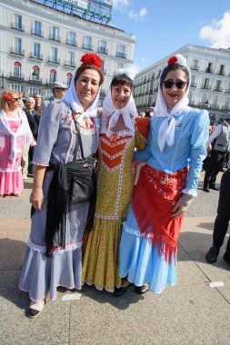 Madrid 'de düzenlenen geleneksel geçit töreni sırasında, 11 Mayıs 2025' te İspanya 'nın Puerta del Sol kentinde düzenlenen San Isidro Festivali sırasında düzenlenen popüler bir etkinlik.
