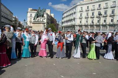 Madrid 'de düzenlenen geleneksel geçit töreni sırasında, 11 Mayıs 2025' te İspanya 'nın Puerta del Sol kentinde düzenlenen San Isidro Festivali sırasında düzenlenen popüler bir etkinlik.