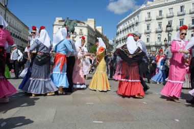 Madrid 'de düzenlenen geleneksel geçit töreni sırasında, 11 Mayıs 2025' te İspanya 'nın Puerta del Sol kentinde düzenlenen San Isidro Festivali sırasında düzenlenen popüler bir etkinlik.