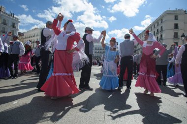 Madrid 'de düzenlenen geleneksel geçit töreni sırasında, 11 Mayıs 2025' te İspanya 'nın Puerta del Sol kentinde düzenlenen San Isidro Festivali sırasında düzenlenen popüler bir etkinlik.