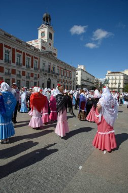 Madrid 'de düzenlenen geleneksel geçit töreni sırasında, 11 Mayıs 2025' te İspanya 'nın Puerta del Sol kentinde düzenlenen San Isidro Festivali sırasında düzenlenen popüler bir etkinlik.
