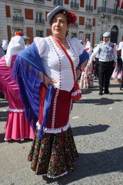 Madrid 'de düzenlenen geleneksel geçit töreni sırasında, 11 Mayıs 2025' te İspanya 'nın Puerta del Sol kentinde düzenlenen San Isidro Festivali sırasında düzenlenen popüler bir etkinlik.