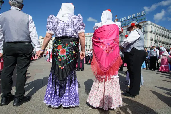 Madrid 'de düzenlenen geleneksel geçit töreni sırasında, 11 Mayıs 2025' te İspanya 'nın Puerta del Sol kentinde düzenlenen San Isidro Festivali sırasında düzenlenen popüler bir etkinlik.