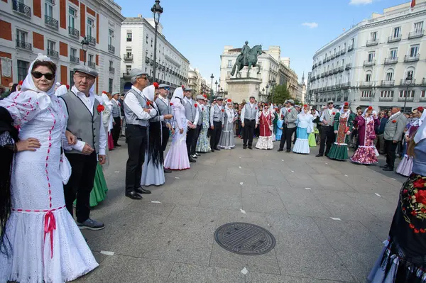 Madrid 'de düzenlenen geleneksel geçit töreni sırasında, 11 Mayıs 2025' te İspanya 'nın Puerta del Sol kentinde düzenlenen San Isidro Festivali sırasında düzenlenen popüler bir etkinlik.