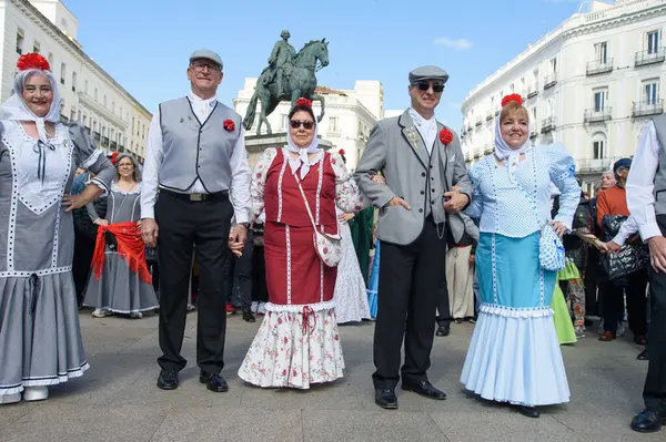 Madrid 'de düzenlenen geleneksel geçit töreni sırasında, 11 Mayıs 2025' te İspanya 'nın Puerta del Sol kentinde düzenlenen San Isidro Festivali sırasında düzenlenen popüler bir etkinlik.