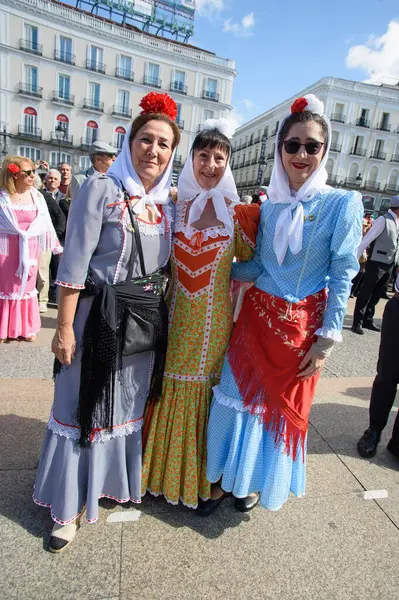 Madrid 'de düzenlenen geleneksel geçit töreni sırasında, 11 Mayıs 2025' te İspanya 'nın Puerta del Sol kentinde düzenlenen San Isidro Festivali sırasında düzenlenen popüler bir etkinlik.