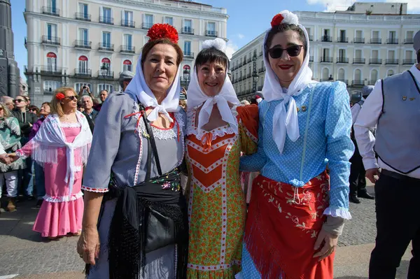 Madrid 'de düzenlenen geleneksel geçit töreni sırasında, 11 Mayıs 2025' te İspanya 'nın Puerta del Sol kentinde düzenlenen San Isidro Festivali sırasında düzenlenen popüler bir etkinlik.