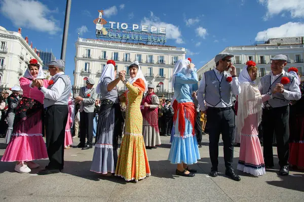 Madrid 'de düzenlenen geleneksel geçit töreni sırasında, 11 Mayıs 2025' te İspanya 'nın Puerta del Sol kentinde düzenlenen San Isidro Festivali sırasında düzenlenen popüler bir etkinlik.