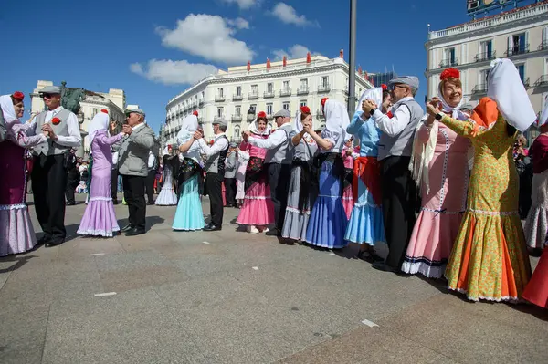 Madrid 'de düzenlenen geleneksel geçit töreni sırasında, 11 Mayıs 2025' te İspanya 'nın Puerta del Sol kentinde düzenlenen San Isidro Festivali sırasında düzenlenen popüler bir etkinlik.