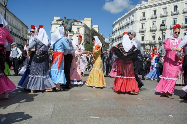 Madrid 'de düzenlenen geleneksel geçit töreni sırasında, 11 Mayıs 2025' te İspanya 'nın Puerta del Sol kentinde düzenlenen San Isidro Festivali sırasında düzenlenen popüler bir etkinlik.