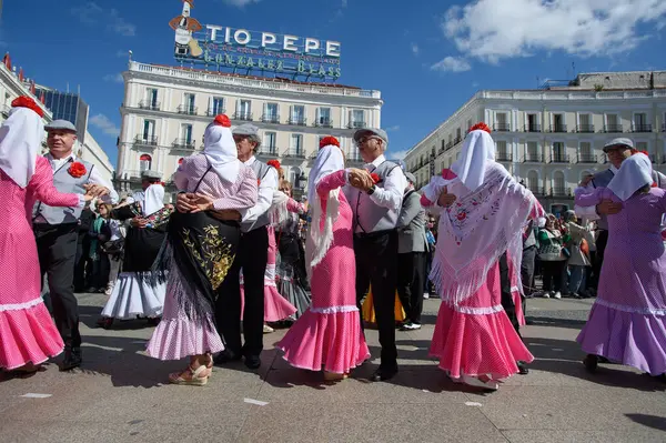 Madrid 'de düzenlenen geleneksel geçit töreni sırasında, 11 Mayıs 2025' te İspanya 'nın Puerta del Sol kentinde düzenlenen San Isidro Festivali sırasında düzenlenen popüler bir etkinlik.