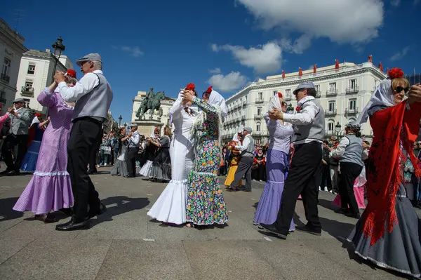 Madrid 'de düzenlenen geleneksel geçit töreni sırasında, 11 Mayıs 2025' te İspanya 'nın Puerta del Sol kentinde düzenlenen San Isidro Festivali sırasında düzenlenen popüler bir etkinlik.