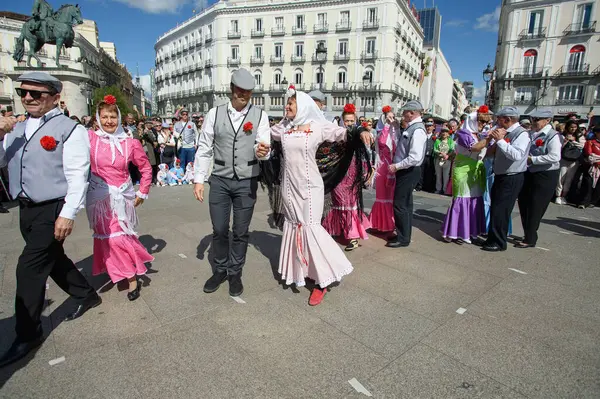 Madrid 'de düzenlenen geleneksel geçit töreni sırasında, 11 Mayıs 2025' te İspanya 'nın Puerta del Sol kentinde düzenlenen San Isidro Festivali sırasında düzenlenen popüler bir etkinlik.