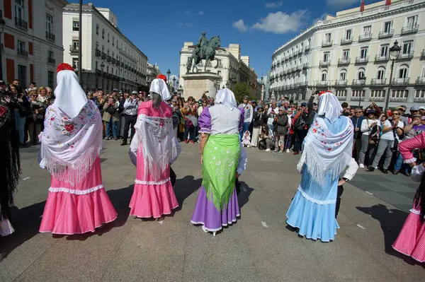 Madrid 'de düzenlenen geleneksel geçit töreni sırasında, 11 Mayıs 2025' te İspanya 'nın Puerta del Sol kentinde düzenlenen San Isidro Festivali sırasında düzenlenen popüler bir etkinlik.