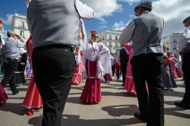 Madrid 'de düzenlenen geleneksel geçit töreni sırasında, 11 Mayıs 2025' te İspanya 'nın Puerta del Sol kentinde düzenlenen San Isidro Festivali sırasında düzenlenen popüler bir etkinlik.