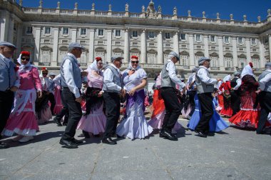 Madrid 'de düzenlenen geleneksel geçit töreni sırasında, 11 Mayıs 2025' te İspanya 'nın Puerta del Sol kentinde düzenlenen San Isidro Festivali sırasında düzenlenen popüler bir etkinlik.