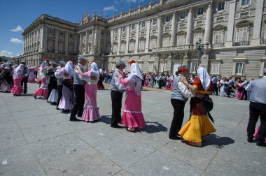 Madrid 'de düzenlenen geleneksel geçit töreni sırasında, 11 Mayıs 2025' te İspanya 'nın Puerta del Sol kentinde düzenlenen San Isidro Festivali sırasında düzenlenen popüler bir etkinlik.