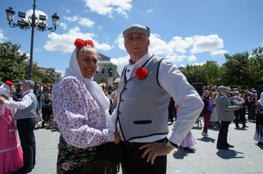 Madrid 'de düzenlenen geleneksel geçit töreni sırasında, 11 Mayıs 2025' te İspanya 'nın Puerta del Sol kentinde düzenlenen San Isidro Festivali sırasında düzenlenen popüler bir etkinlik.