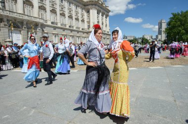 Madrid 'de düzenlenen geleneksel geçit töreni sırasında, 11 Mayıs 2025' te İspanya 'nın Puerta del Sol kentinde düzenlenen San Isidro Festivali sırasında düzenlenen popüler bir etkinlik.
