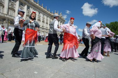 Madrid 'de düzenlenen geleneksel geçit töreni sırasında, 11 Mayıs 2025' te İspanya 'nın Puerta del Sol kentinde düzenlenen San Isidro Festivali sırasında düzenlenen popüler bir etkinlik.