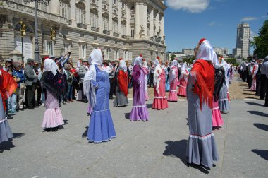 Madrid 'de düzenlenen geleneksel geçit töreni sırasında, 11 Mayıs 2025' te İspanya 'nın Puerta del Sol kentinde düzenlenen San Isidro Festivali sırasında düzenlenen popüler bir etkinlik.