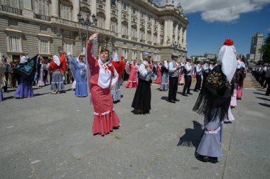 Madrid 'de düzenlenen geleneksel geçit töreni sırasında, 11 Mayıs 2025' te İspanya 'nın Puerta del Sol kentinde düzenlenen San Isidro Festivali sırasında düzenlenen popüler bir etkinlik.
