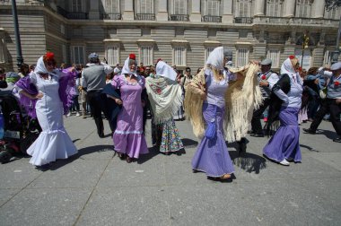Madrid 'de düzenlenen geleneksel geçit töreni sırasında, 11 Mayıs 2025' te İspanya 'nın Puerta del Sol kentinde düzenlenen San Isidro Festivali sırasında düzenlenen popüler bir etkinlik.