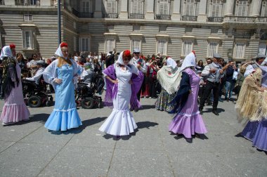 Madrid 'de düzenlenen geleneksel geçit töreni sırasında, 11 Mayıs 2025' te İspanya 'nın Puerta del Sol kentinde düzenlenen San Isidro Festivali sırasında düzenlenen popüler bir etkinlik.