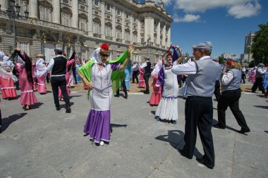 Madrid 'de düzenlenen geleneksel geçit töreni sırasında, 11 Mayıs 2025' te İspanya 'nın Puerta del Sol kentinde düzenlenen San Isidro Festivali sırasında düzenlenen popüler bir etkinlik.