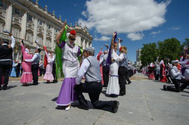Madrid 'de düzenlenen geleneksel geçit töreni sırasında, 11 Mayıs 2025' te İspanya 'nın Puerta del Sol kentinde düzenlenen San Isidro Festivali sırasında düzenlenen popüler bir etkinlik.