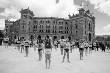 Boğa güreşini protesto eden insanlar 11 Mayıs 2025 'te Madrid' deki Las Ventas boks ringinin önünde kan taklidi yapmak için vücutlarına kırmızı boya döküyorlardı. İspanya