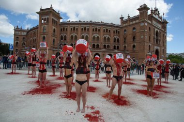 Boğa güreşini protesto eden insanlar 11 Mayıs 2025 'te Madrid' deki Las Ventas boks ringinin önünde kan taklidi yapmak için vücutlarına kırmızı boya döküyorlardı. İspanya