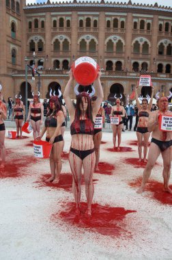 Boğa güreşini protesto eden insanlar 11 Mayıs 2025 'te Madrid' deki Las Ventas boks ringinin önünde kan taklidi yapmak için vücutlarına kırmızı boya döküyorlardı. İspanya